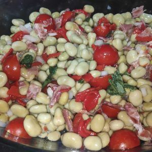 eamanida de favetes amb pernil i tomàquet cherry
