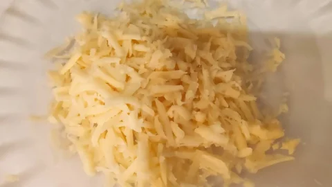 un plat amb formatge ratllat