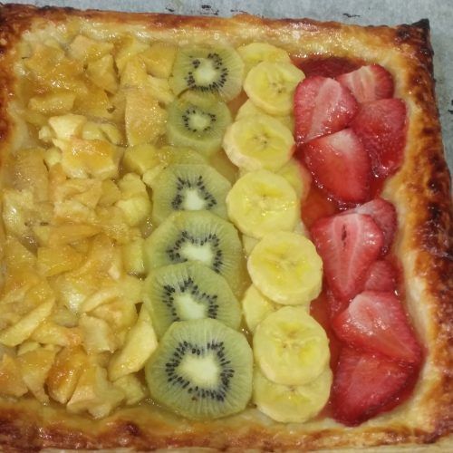 tarta de hojaldre con frutas y crema