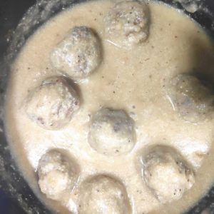 albóndigas en salsa de almendras en una cazuela