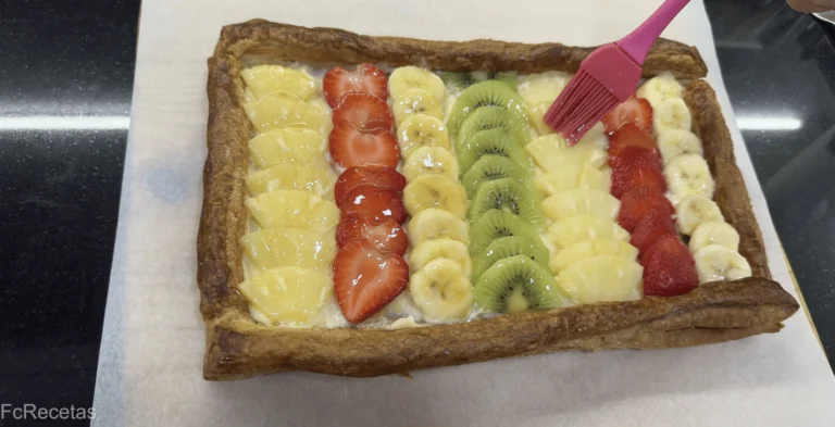 pintando las frutas con un pincel de silicona