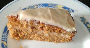 una porción de tarta de zanahoria en un plato