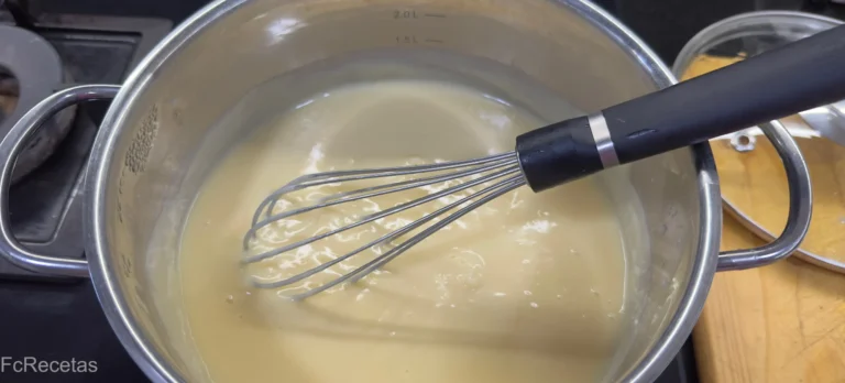 crema pastelera en un recipiente con un batiddor