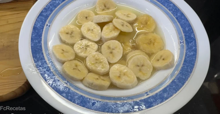 plátano en rodajas con zumo de limón par que no se oxide