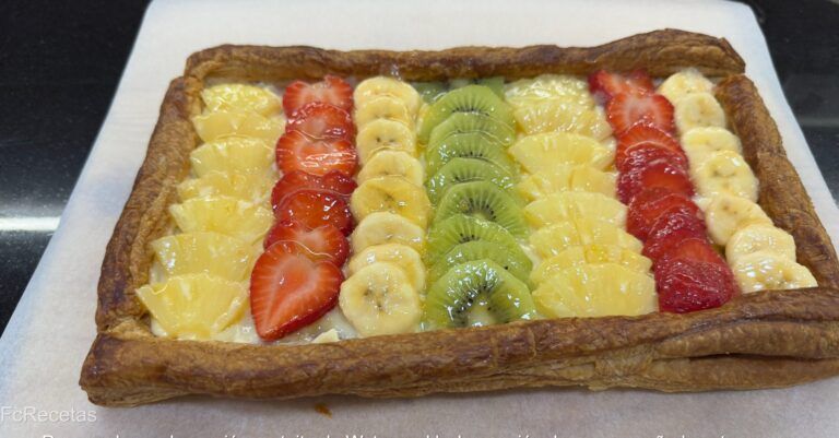 hojaldre de frutas y crema con brillo