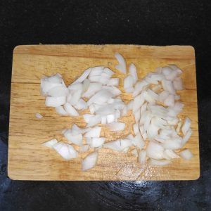 cebolla picada para preparar la ensalda de judias blancas