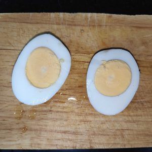 dos mitades de huevo duro para la ensalada de judias blancas