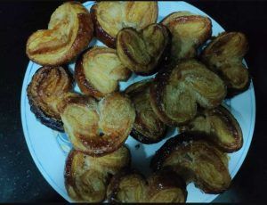 palmeritas de hojaldre en un plato