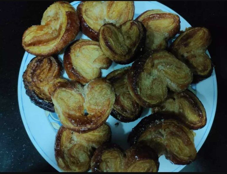 palmeritas de hojaldre en un plato