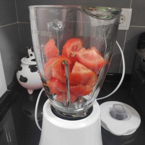 batidora con tomates para elaborar el gazpacho