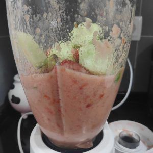 batiendo el pepino con los tmates para elaborar el gazpacho