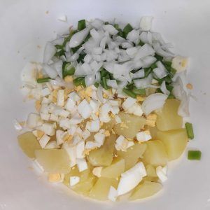 patata, huevo y pimiento troceado