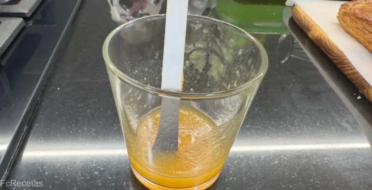 en un vaso mermelada con un poco de agua para pintar la fruta