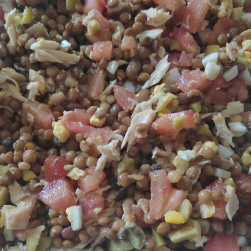 ensalada de lentejascon tomate, huevo duro