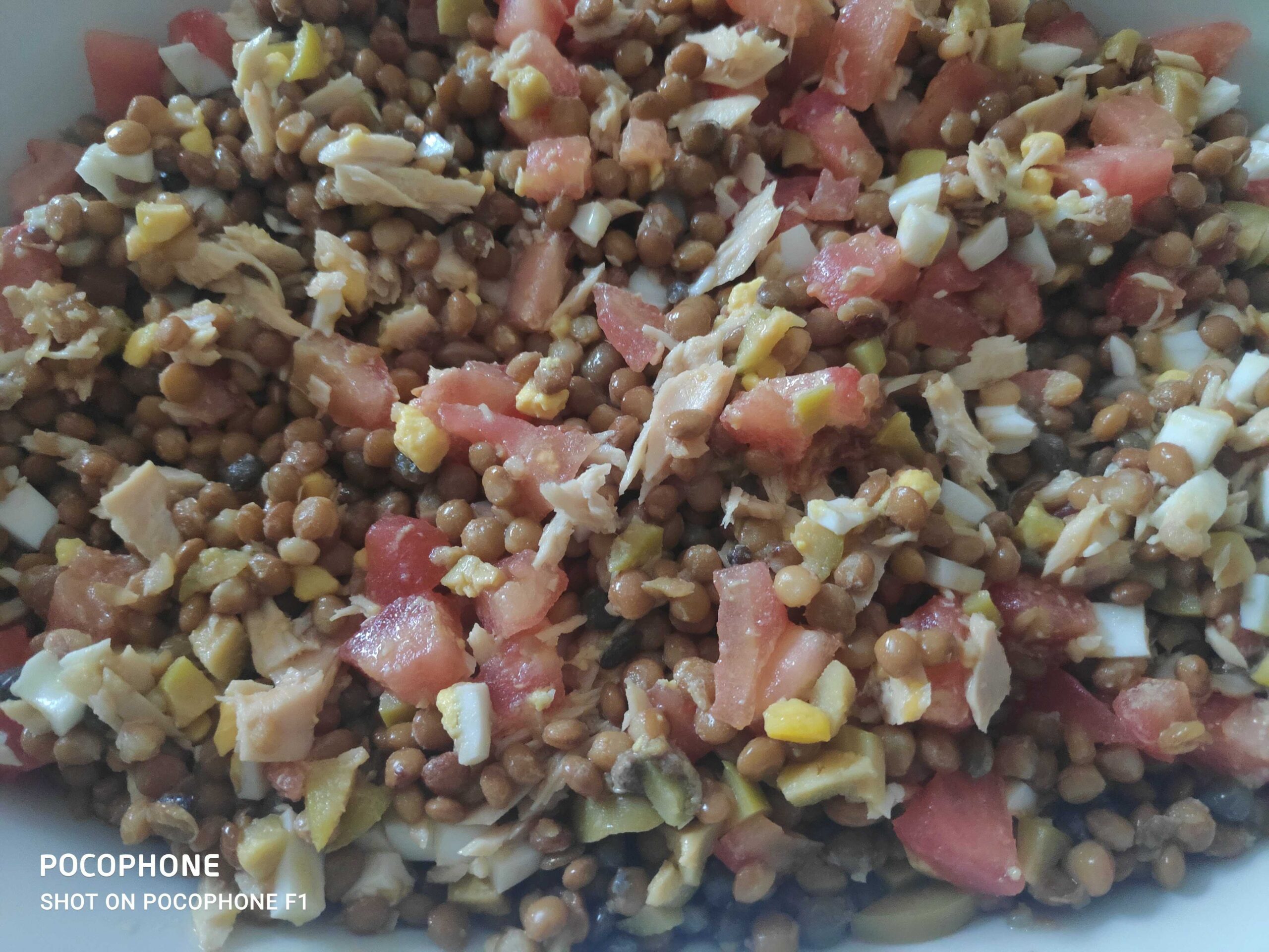 ensalada de lentejascon tomate, huevo duro