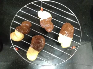 pastas de te con chocolate en una rejilla escurriendo