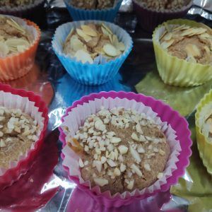 magdalenas con crocanti de almendra y almendra laminada en sus moldes