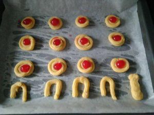 pastas de te en una bandeja de horno a punto de hornear