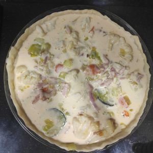 en un molde el quiche de verduras