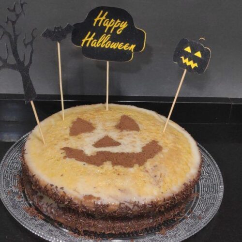 un pastel decorado de halloween