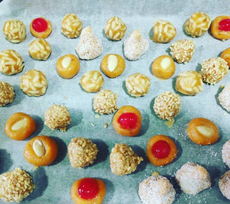panellets en la bandeja del horno