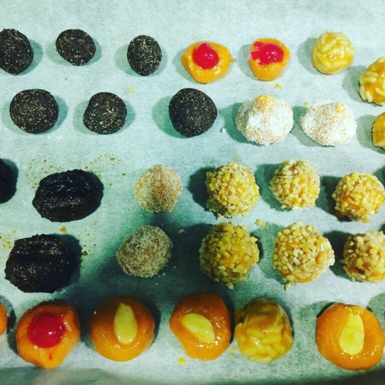 panellets pintados con huevo batido