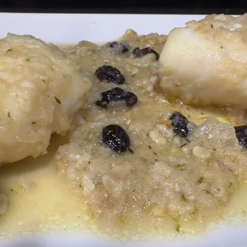 bacalao a la ampurdanesa paso a paso fácil en una fuente