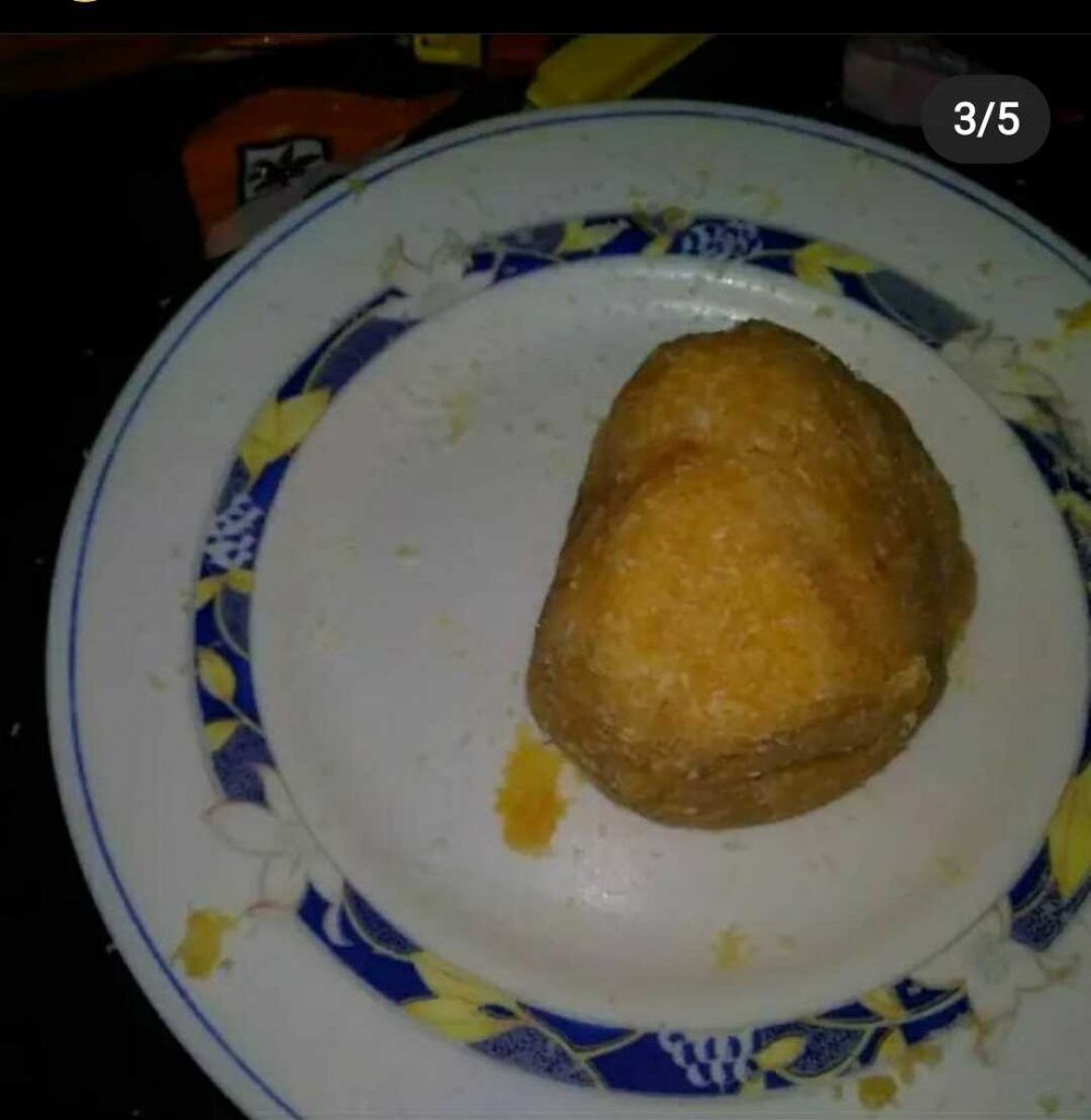 en un plat una bola de massa per elaborar els panellets