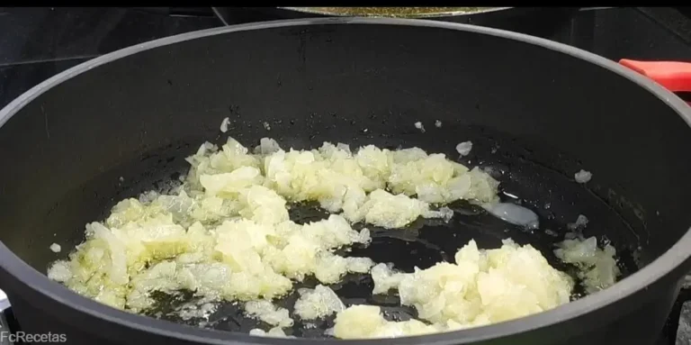 sofriendo cebolla en la cazuela