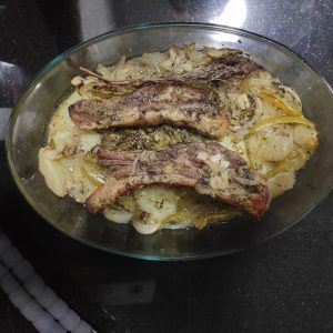 costelles de porc al forn amb guarnició patates i verdures