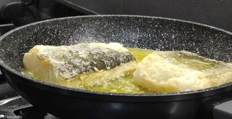 friendo el bacalao en una sartén para elaborar bacalao a la ampurdanesa