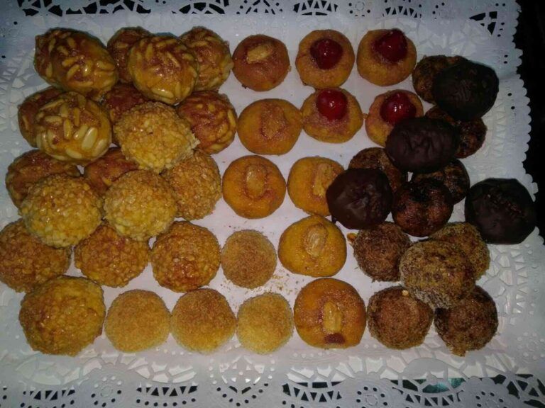 una bandeja de panellets horneados.
