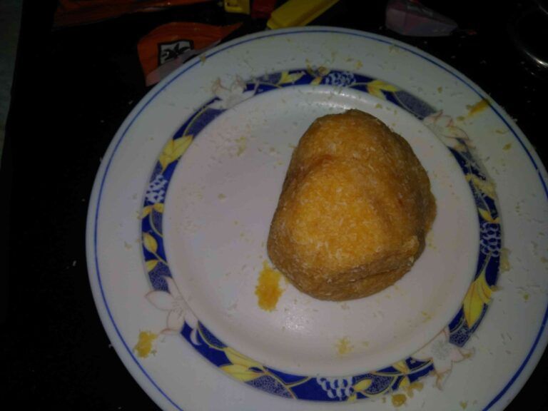 una bola de masa para formar los panellets