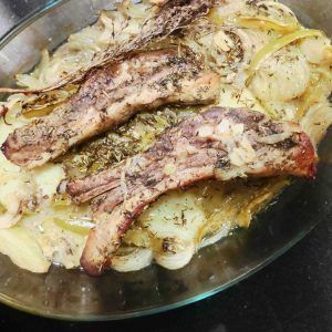 fuente de horno con costillas de cerdos y guarnición