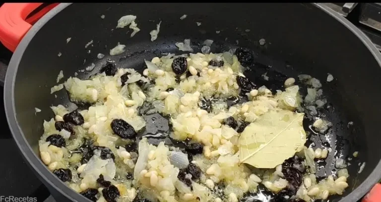 añadido laurel y tomillo al sofrito del bacalao a la ampurdanesa