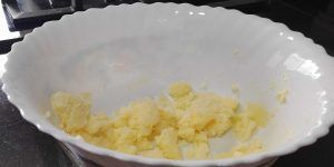 en un bol mantega i sucre