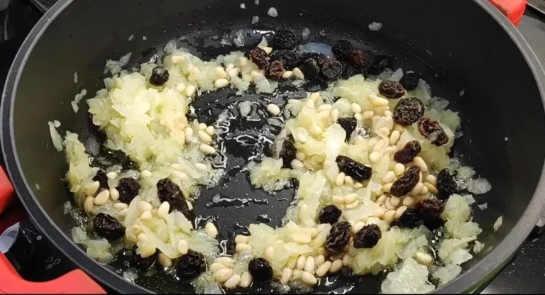piñones y pasas en el sofrito del bacalao a la ampurdanesa