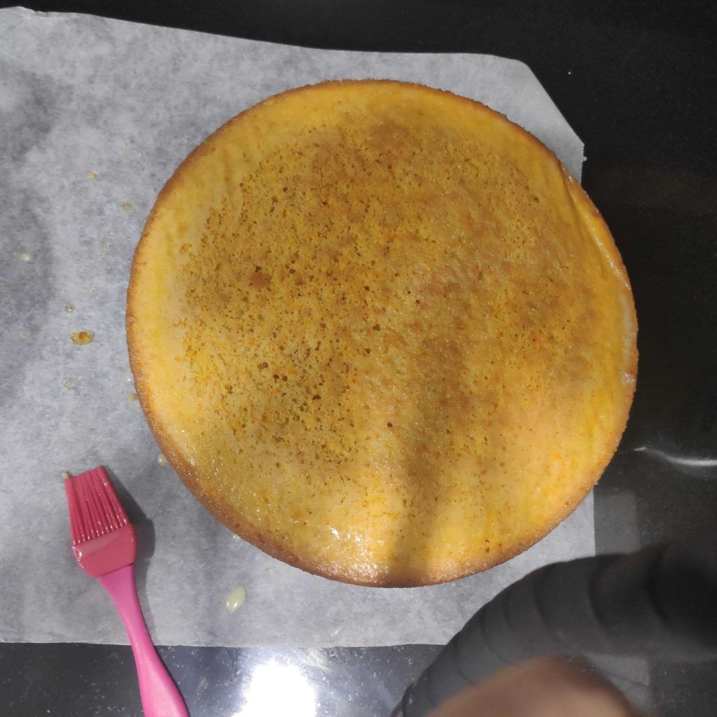 pa de pessic pintat amb almívar i una brotxa de cuina