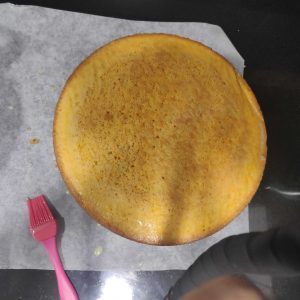 pa de pessic pintat amb almívar i una brotxa de cuina