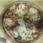 en el molde ya cocinada la quiché de verduras y bacon