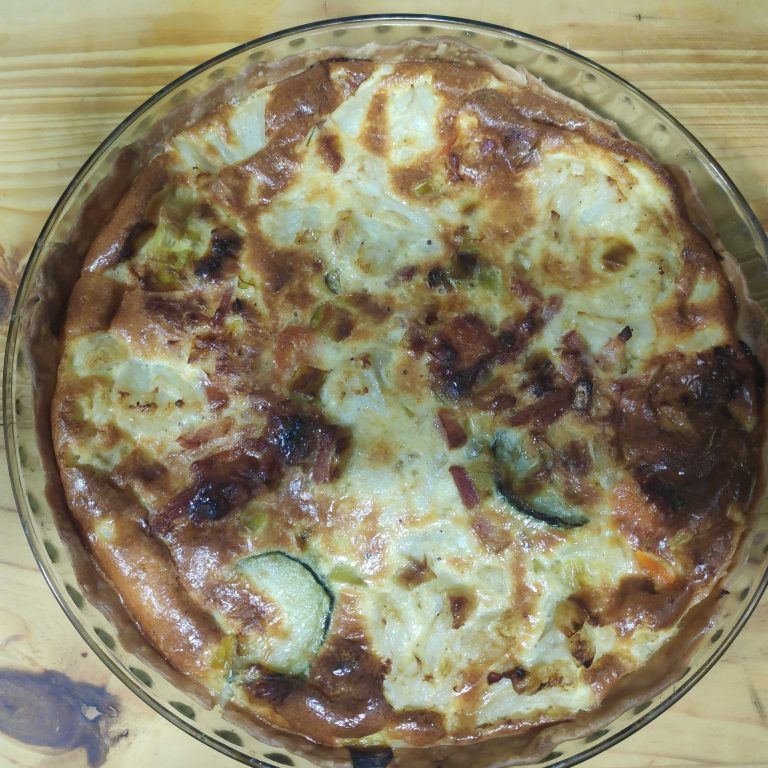 en el molde ya cocinada la quiché de verduras y bacon