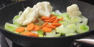 en la sartén verduras