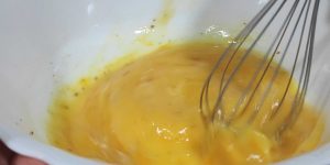 un bol y un batidor batiendo la mezcla