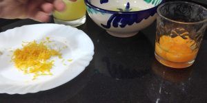 se ven los ingredientes del postre de limón, yemas, claras, zumo, ralladura de limón