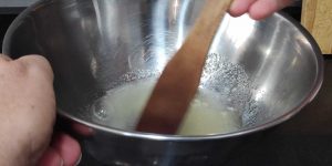en un bol agua mezclando con la gelatina