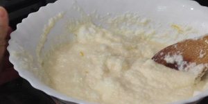 un bol con masa para el mousse de limón