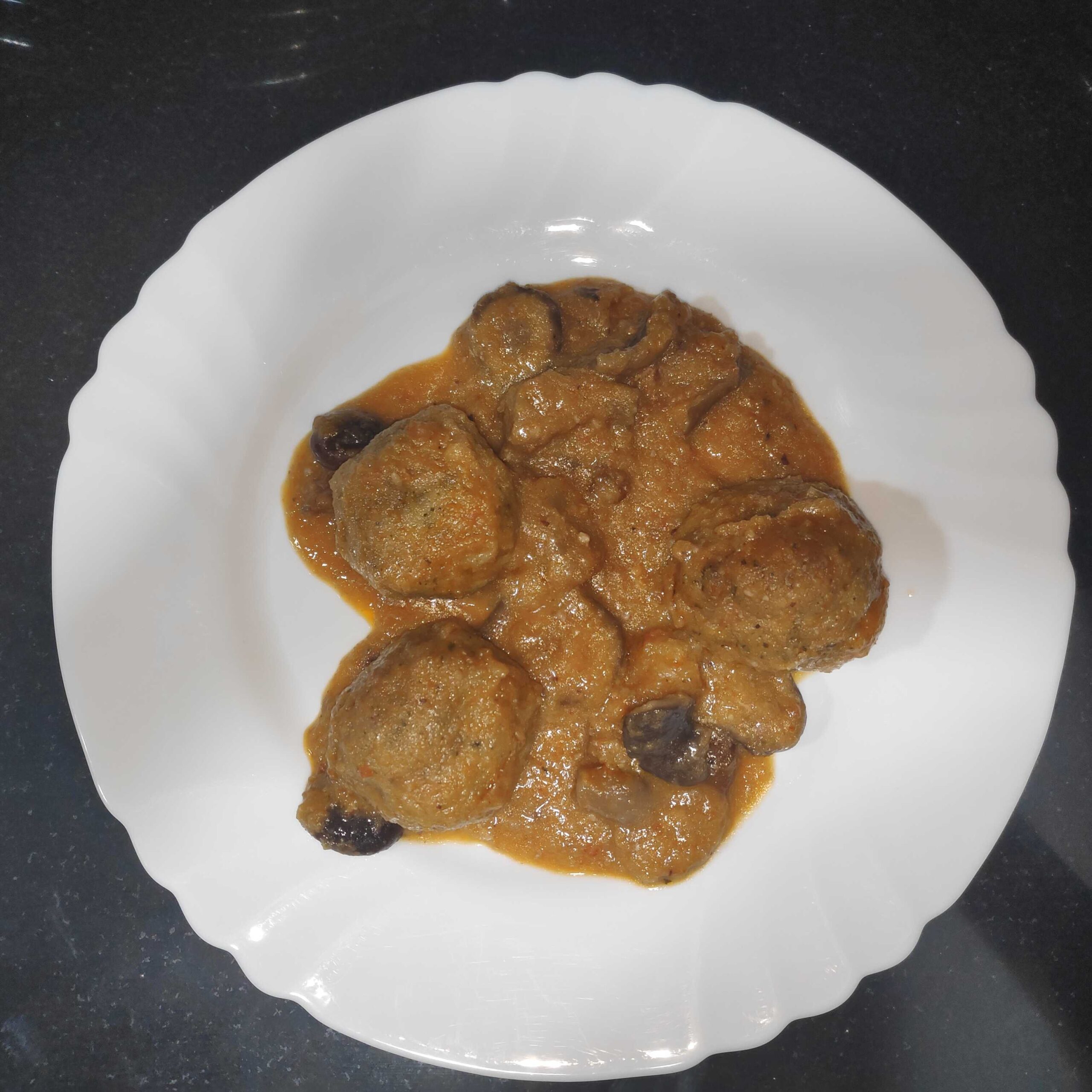 un plato de albóndigas con setas