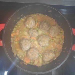 cociéndose las albóndigas a la jardinera