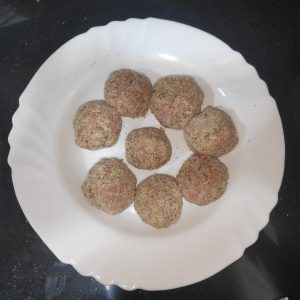 albóndigas crudas en un plato