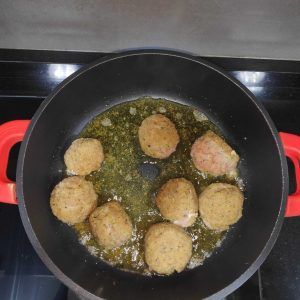 albóndigas friendo en una cazuela